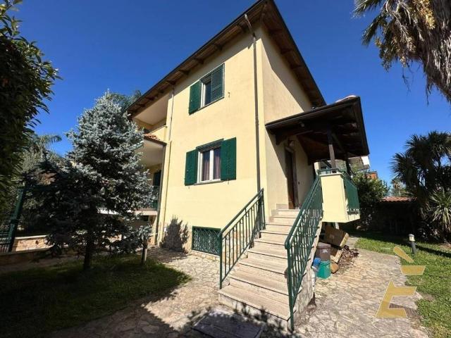 Villa Indipendente in affitto a Giugliano In Campania, Campania