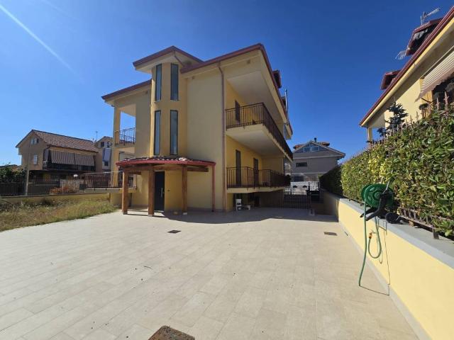 Villa Indipendente in affitto a Giugliano In Campania, Campania