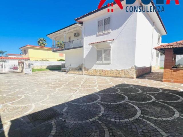Villa Indipendente in affitto a Giugliano In Campania, Campania