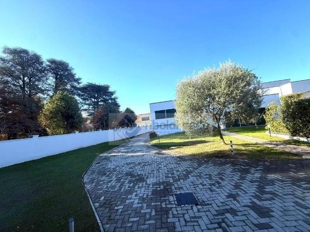 Villa Indipendente in affitto a Giussano, Monza e della Brianza