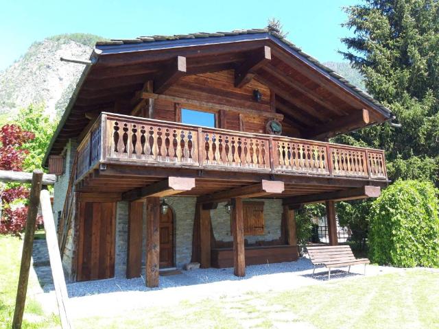 Villa Indipendente in affitto a Echarlod superiore, La Salle