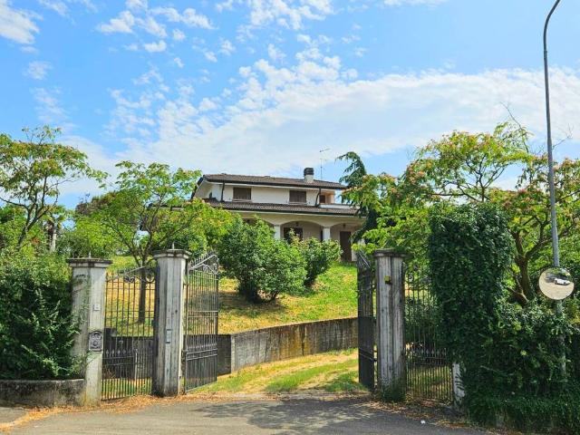 Villa Indipendente in vendita a Lesignano De' Bagni, Reggio Emilia