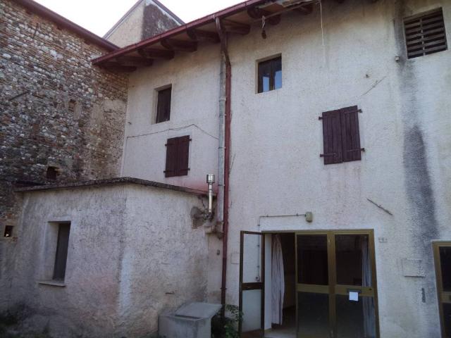 Villa Indipendente in affitto a Galleriano / Gjalarian, Lestizza / Listize
