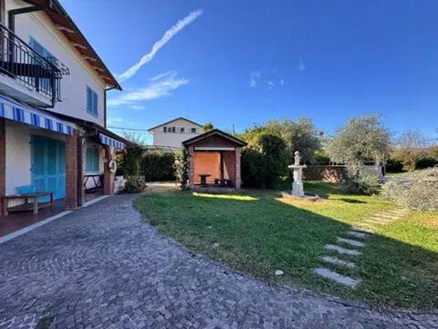 Villa Indipendente in affitto a Dogana, Luni