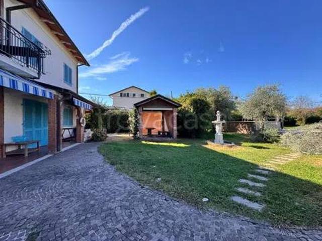 Villa Indipendente in affitto a Dogana, Luni