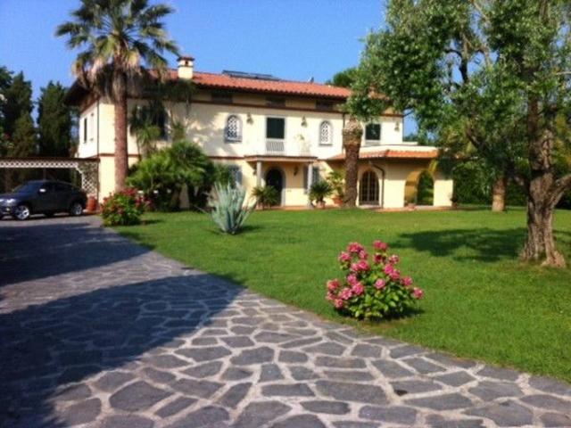Villa Indipendente in affitto a San Carlo, Marina Di Massa
