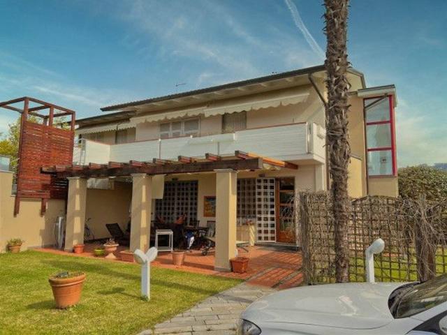 Villa Indipendente in affitto a San Carlo, Marina Di Massa