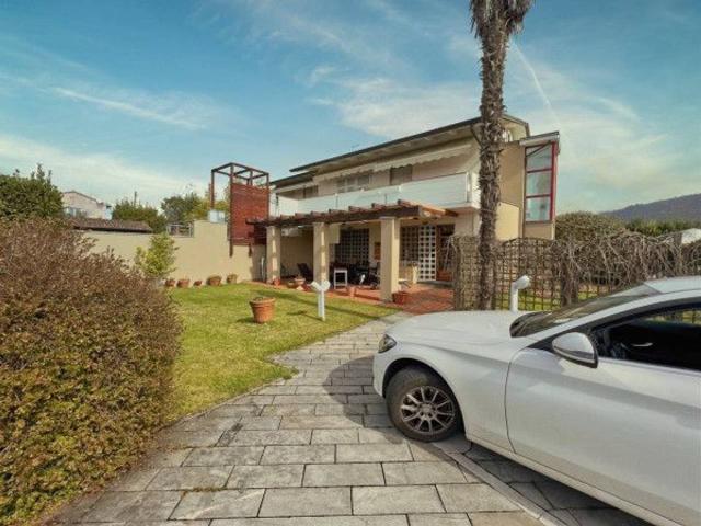 Villa Indipendente in affitto a San Carlo, Marina Di Massa
