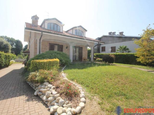 Villa Indipendente in affitto a Misinto, Lombardia