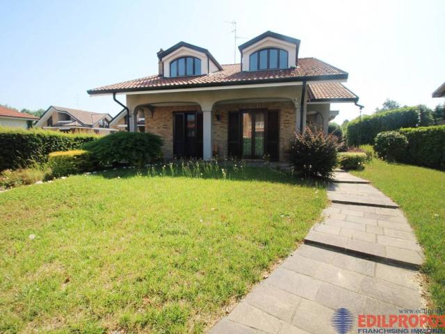 Villa Indipendente in affitto a Misinto, Lombardia