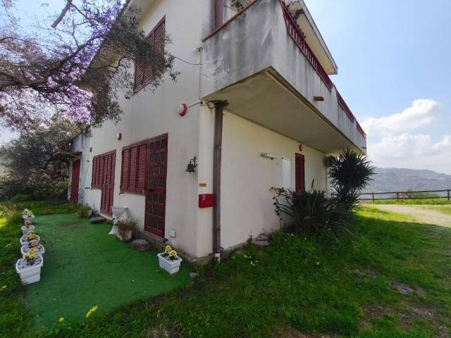 Villa Indipendente in affitto a Monforte San Giorgio, Sicilia
