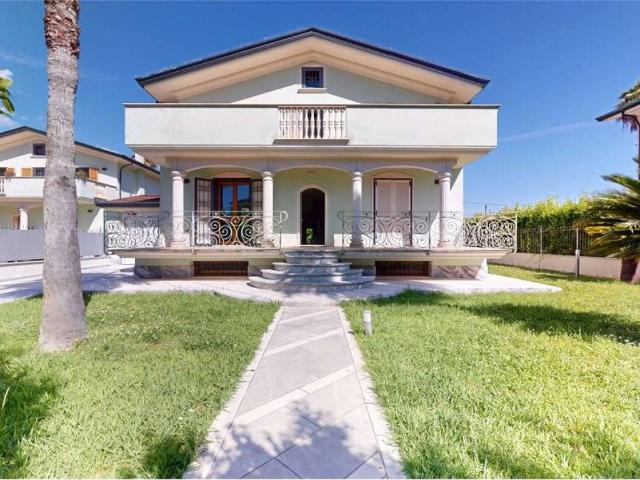 Villa Indipendente in affitto a Montignoso, Toscana