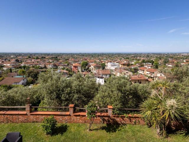 Villa Indipendente in affitto a Capanne, Montignoso