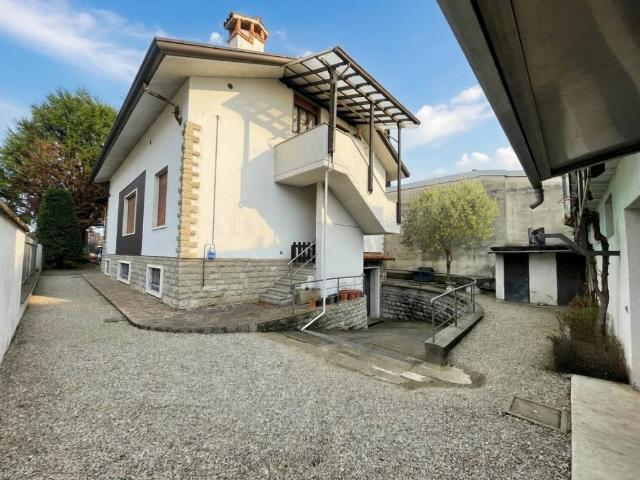 Villa Indipendente in affitto a Cazzaniga, Monza