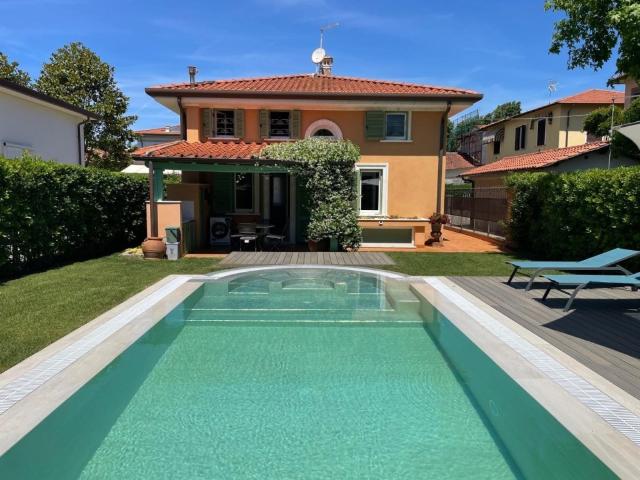 Villa Indipendente in affitto a Marina di Pietrasanta, Tonfano