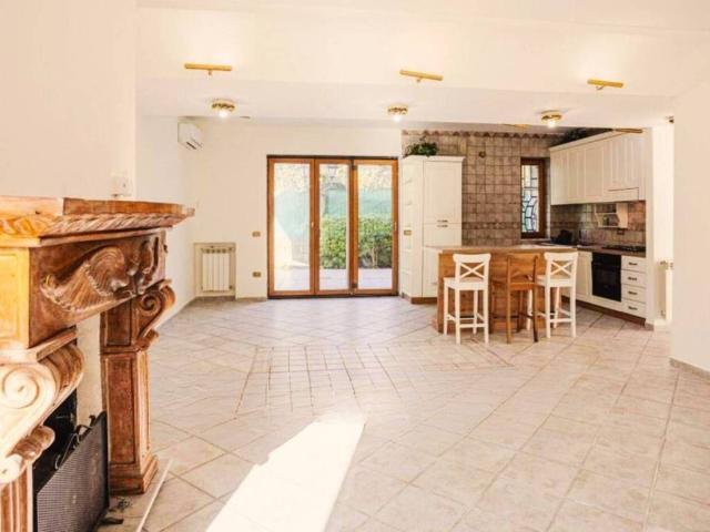 Villa Indipendente in affitto a Pozzuoli, Campania