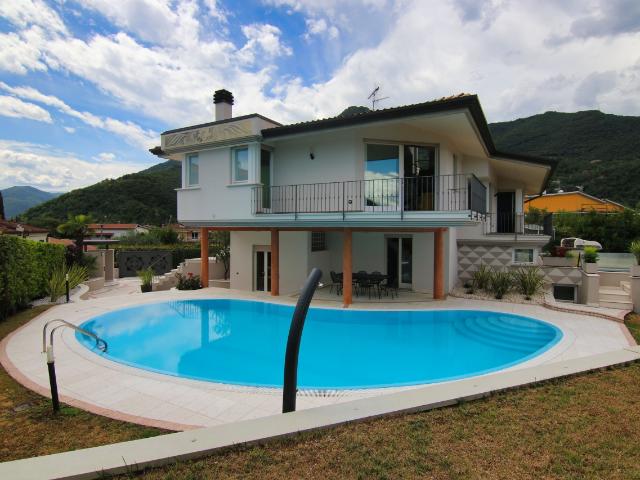 Villa Indipendente in affitto a Comunità montana della Valle Sabbia, Roè Volciano