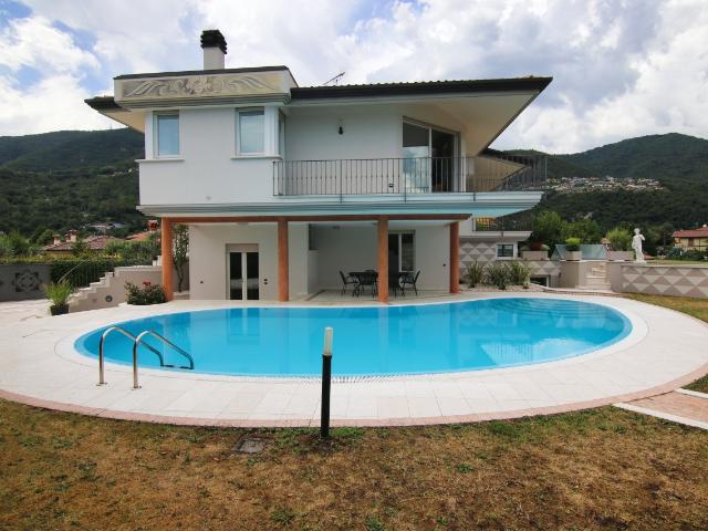 Villa Indipendente in affitto a Comunità montana della Valle Sabbia, Roè Volciano