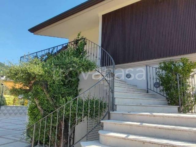 Villa Indipendente in affitto a Comunità montana della Valle Sabbia, Roè Volciano