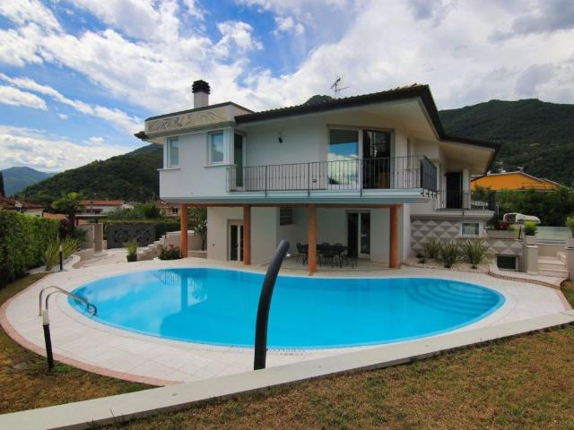 Villa Indipendente in affitto a Comunità montana della Valle Sabbia, Roè Volciano