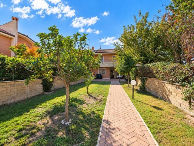 Villa Indipendente in affitto a Mezzocammino, Roma