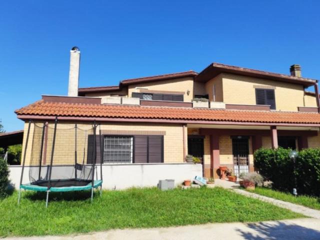 Villa Indipendente in affitto a Municipio Roma XI, Roma Capitale