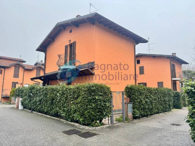Villa Indipendente in vendita a Romentino, Novara