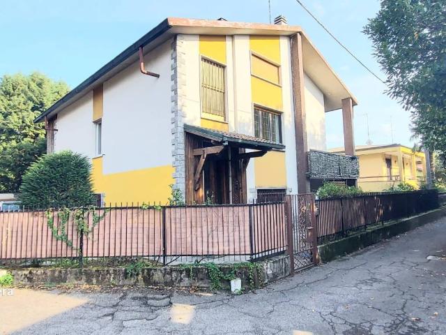 Villa Indipendente in affitto a Rovellasca, Como