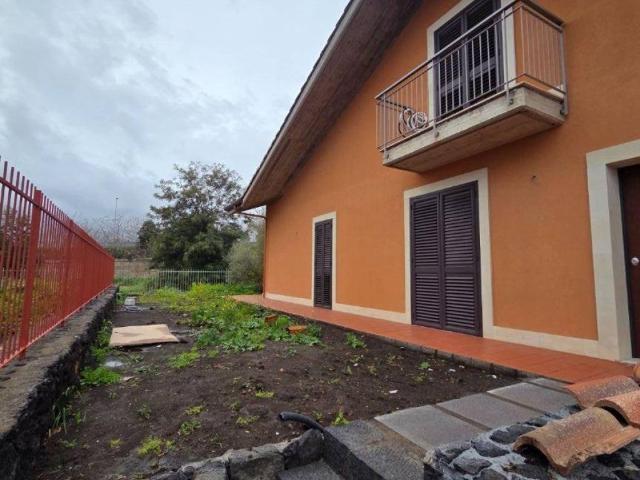 Villa Indipendente in affitto a San Giovanni La Punta, Sicilia