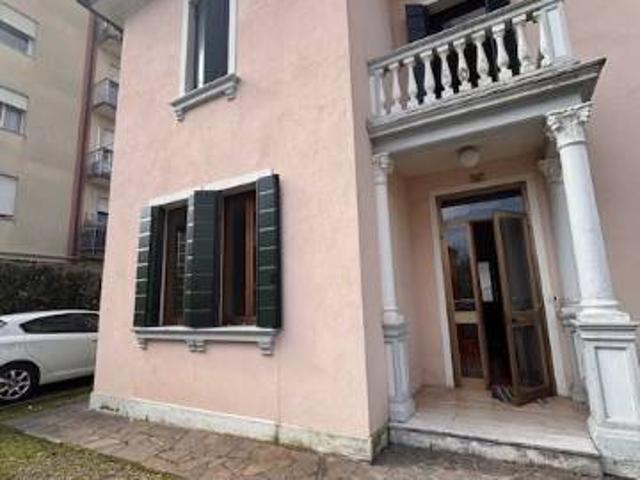 Villa Indipendente in affitto a Santa Maria del Rovere, Treviso