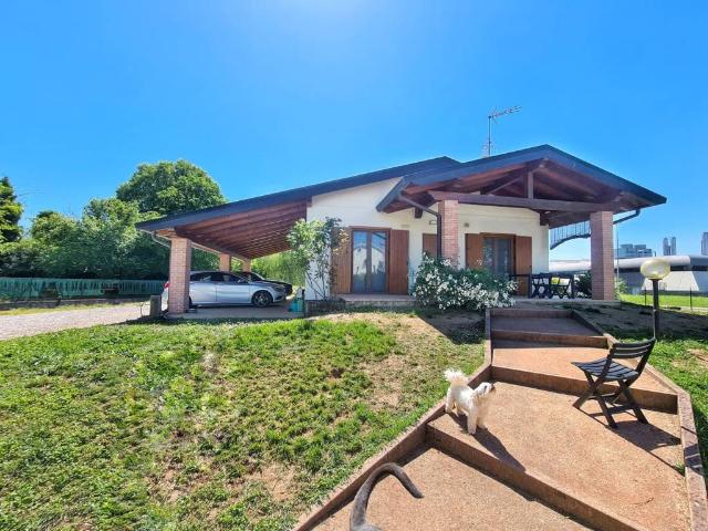 Villa Indipendente in affitto a Rizzi, Reana Del Roiale