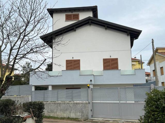 Villa Indipendente in affitto a Santa Maria Maddalena, Varese