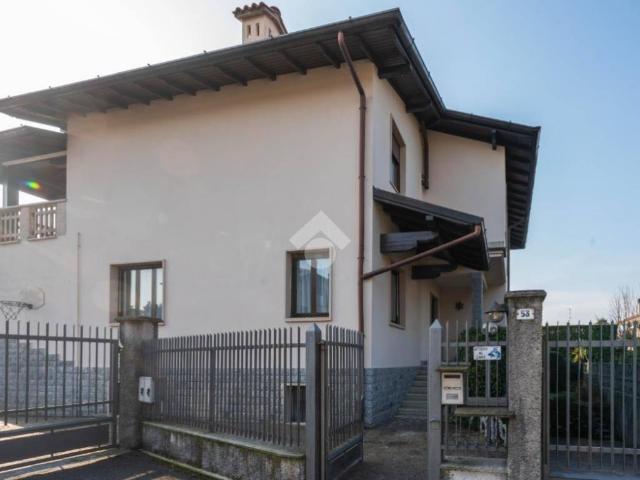 Villa Indipendente in affitto a Verano Brianza, Lombardia
