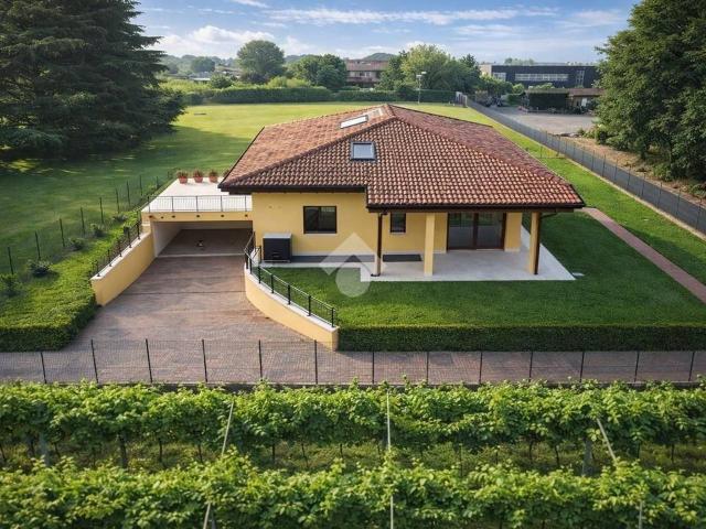 Villa Indipendente in affitto a Quinzano, Brenzone