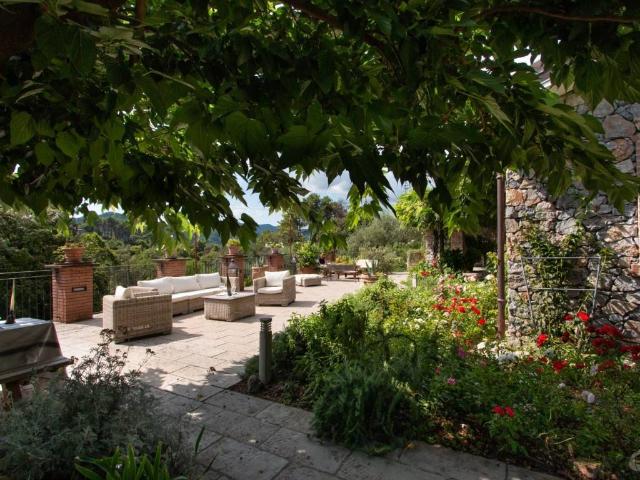 Villa Indipendente in affitto a Vezzano Ligure, Liguria