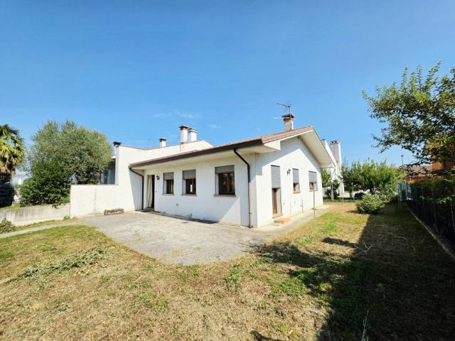 Villa Indipendente in affitto a Villa Estense, Veneto