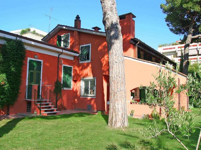 Villa Indipendente in affitto a Carrara, Toscana