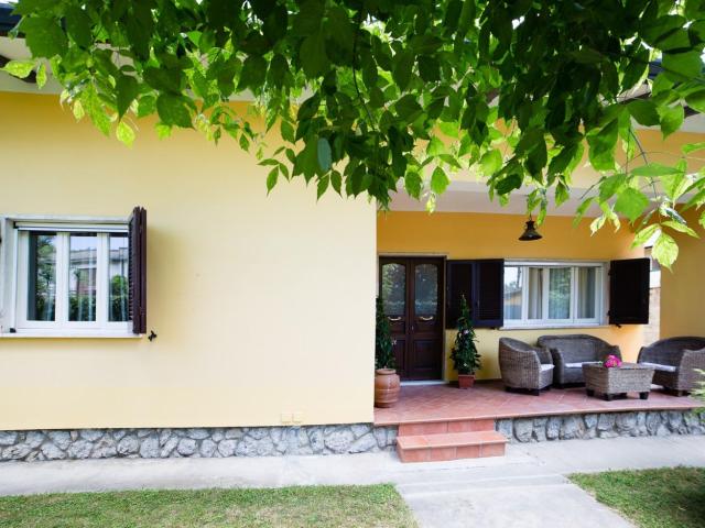 Villa Indipendente in affitto a Montignoso, Toscana