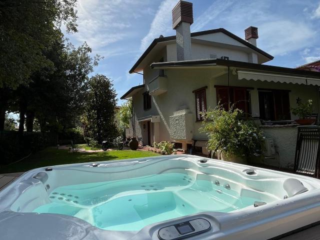 Villa Indipendente in affitto a Roma Imperiale, Forte Dei Marmi