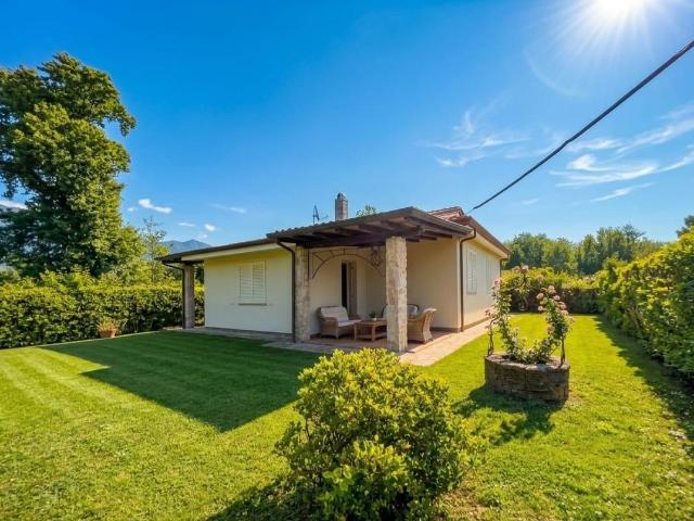 Villa Indipendente in affitto a Marina di Massa, Marina Di Massa