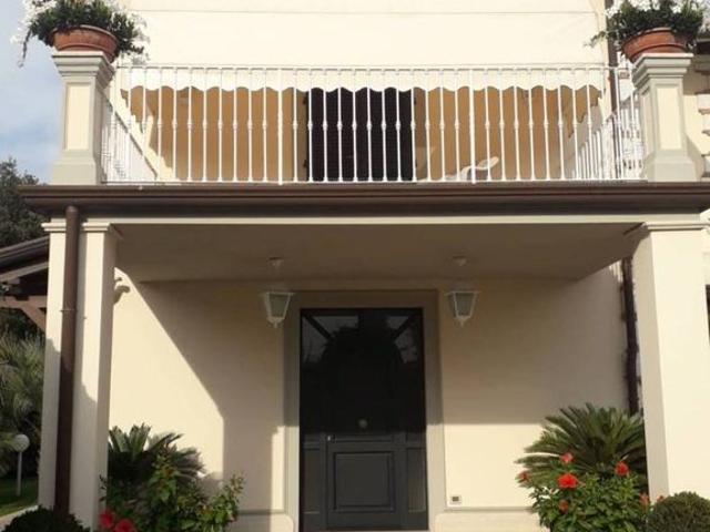 Villa Indipendente in affitto a Roma Imperiale, Forte Dei Marmi