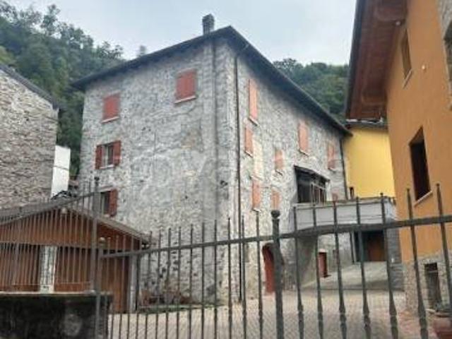 Villa Indipendente in affitto a Comunità montana della valle Camonica, Bienno