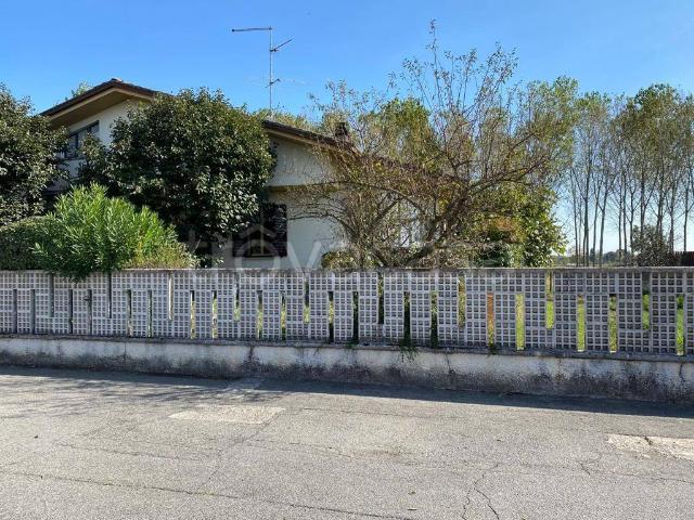 Villa Indipendente in affitto a Castelnuovo Bocca D'adda, La Costa