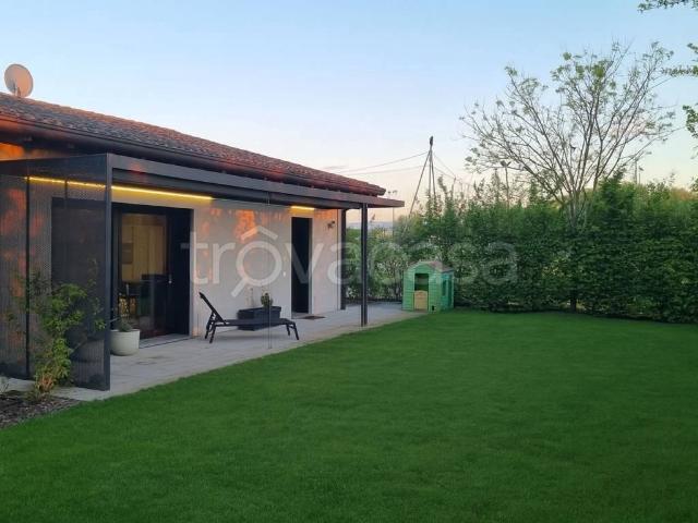 Villa Indipendente in affitto a Bagno, Re