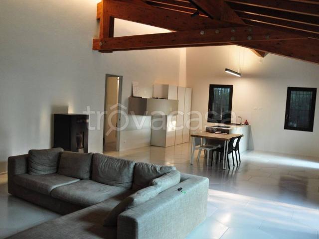 Villa Indipendente in affitto a Bagno, Re