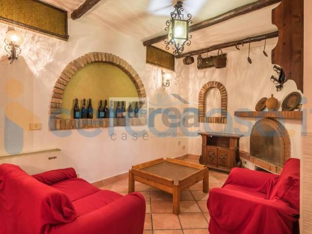 Villa Indipendente in affitto a Giardini Tor di Mezzavia, Roma Capitale