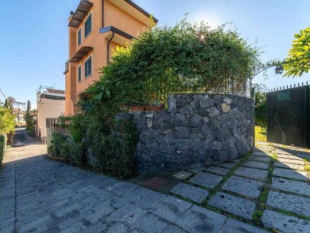 Villa Indipendente in vendita a Aci Castello, Sicilia