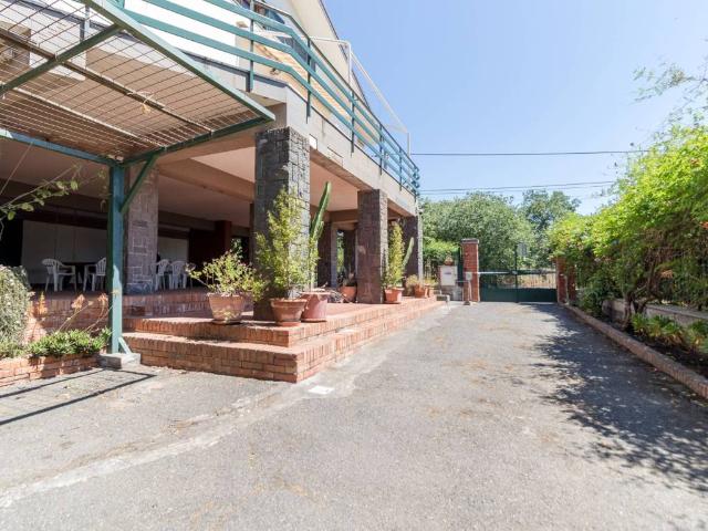 Villa Indipendente in vendita a Aci Sant'antonio, Sicilia