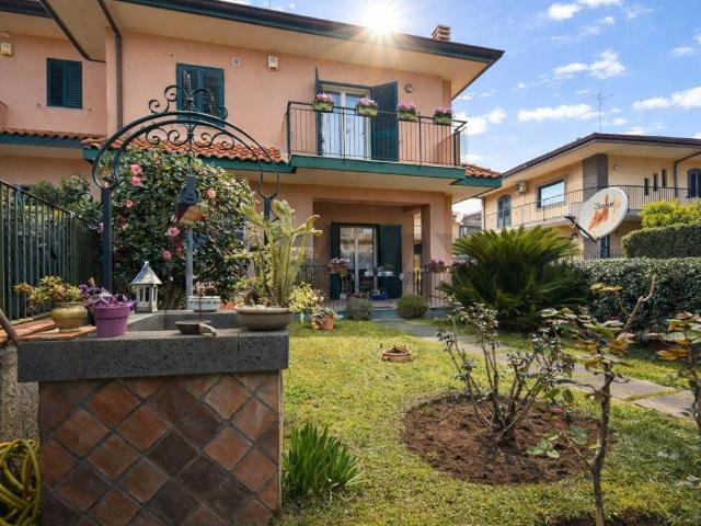 Villa Indipendente in vendita a Aci Sant'antonio, Sicilia