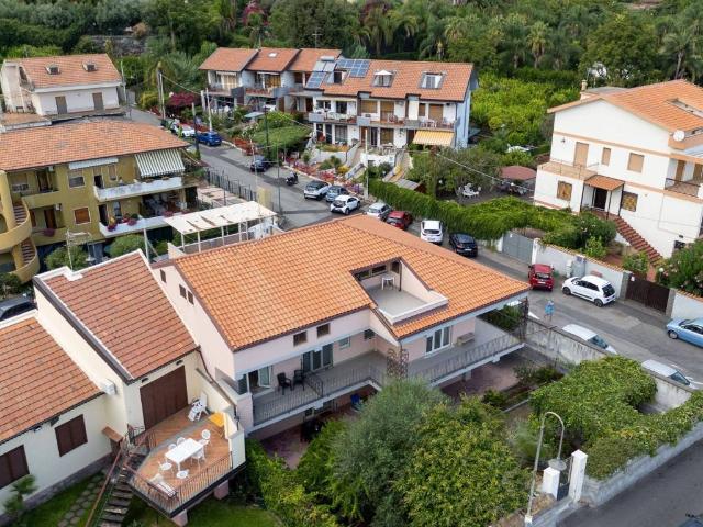 Villa Indipendente in vendita a Acireale, Sicilia